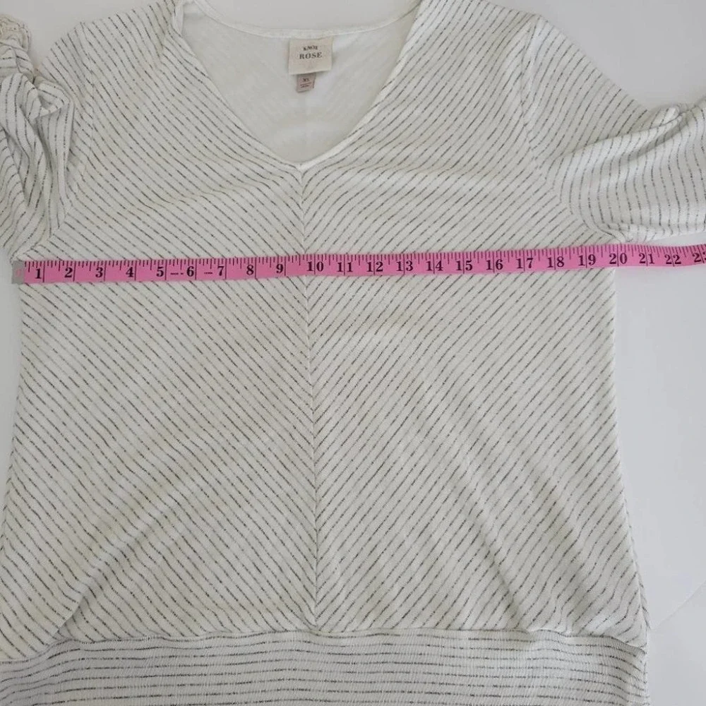 Knox Rose Cream V-Neck Top - Picture 9 of 11